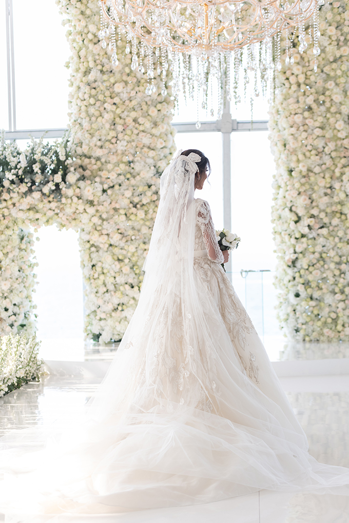 luxurious-blooming-wedding-white-hues_03x